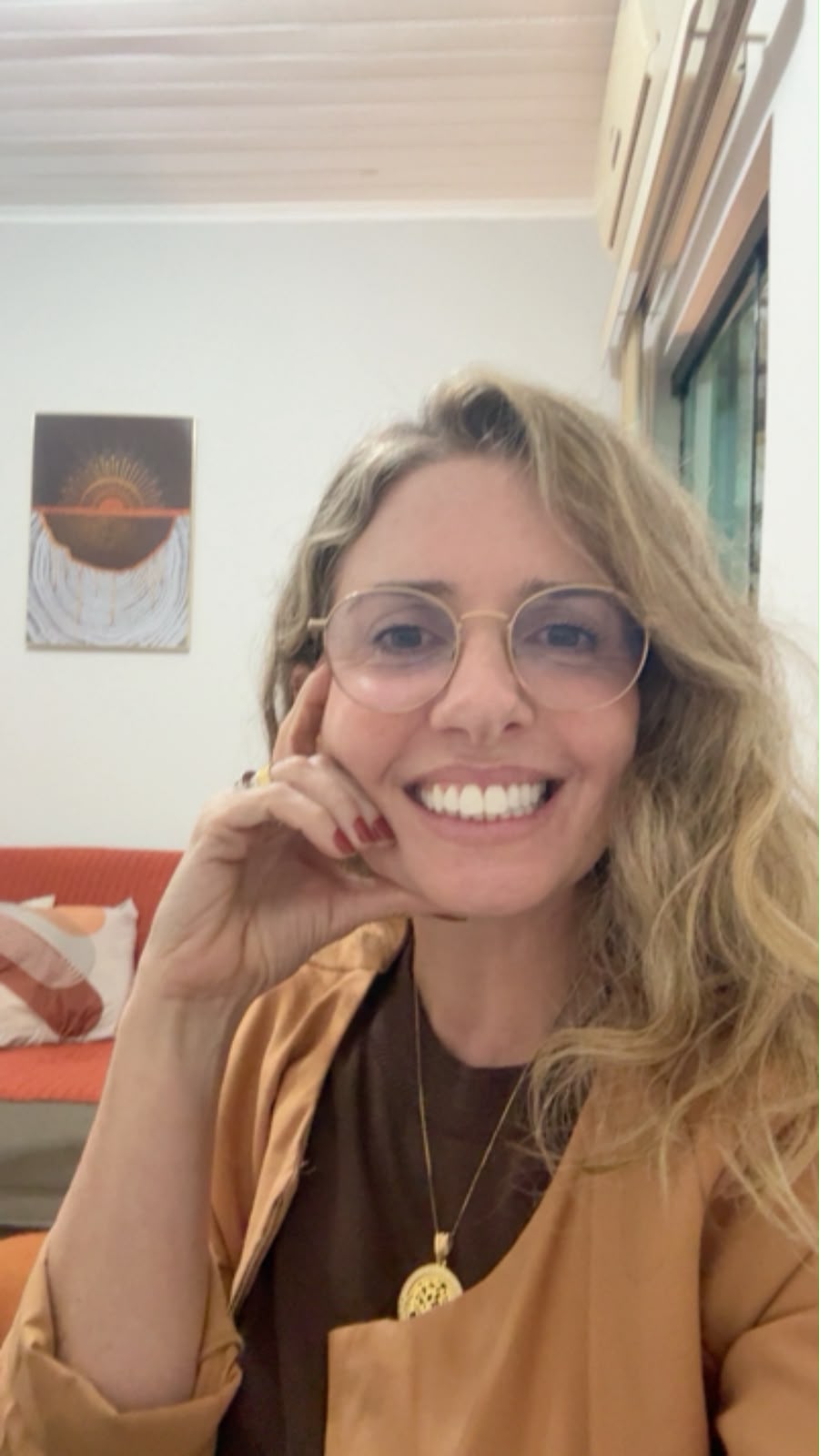 Rachel Giannotti sorrindo em sua sala de atendimento