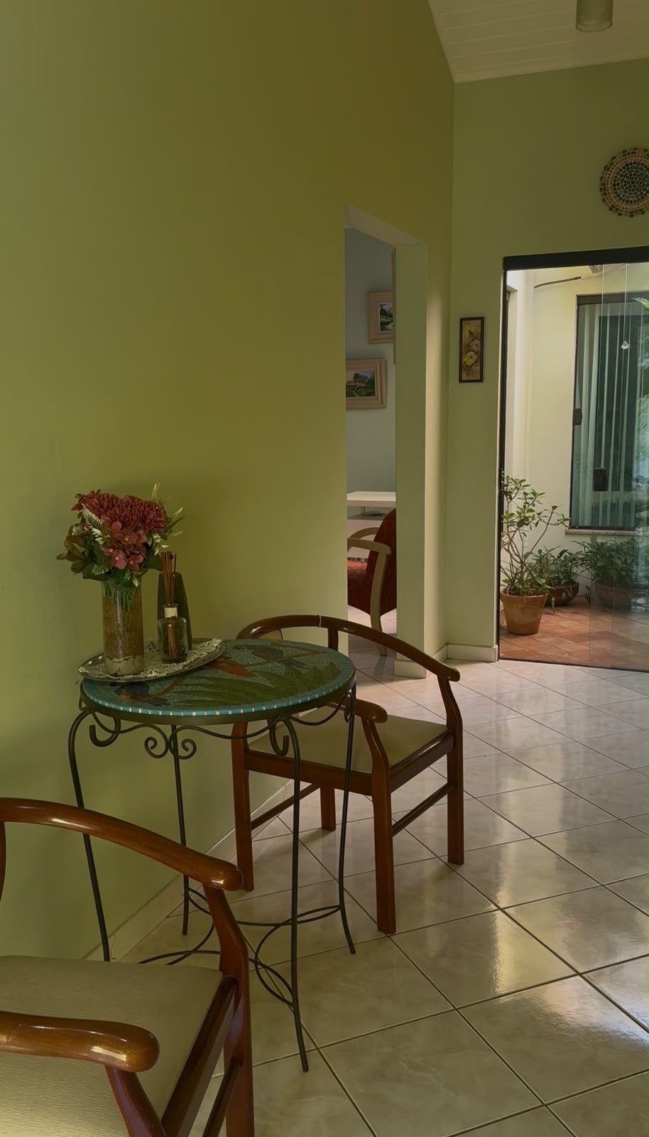 Recepção do espaço com flores e plantas