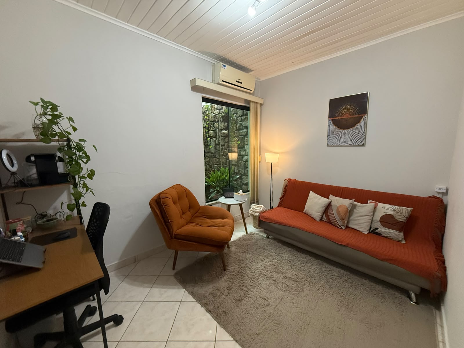Sala de atendimento com sofá e poltrona